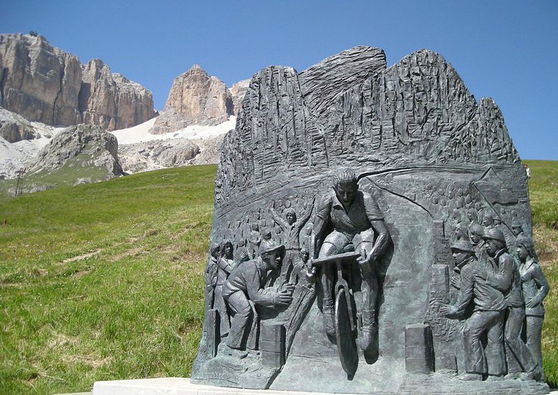 monument-en-hommage-au-champion-cycliste-fausto-coppi-erige-le-2-juillet-2000-a-pordoijoch