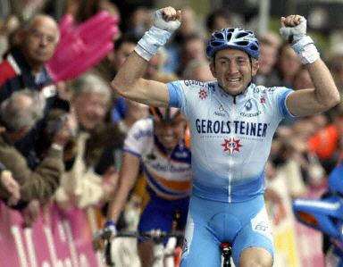 davide-rebellin-gerolsteiner-celebrates-his-victory-ahead-of-michael-boogerd-2004