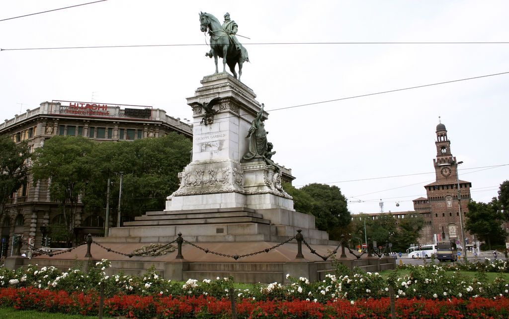 Монумент Джузеппе Гарибальди на Piazza Castello