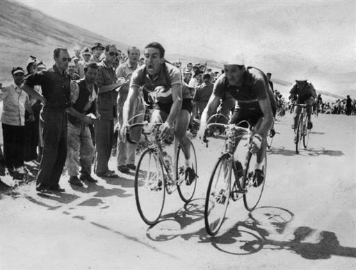 raphad0bbl-geminiani-and-gino-bartali-sprint-for-the-21st-stage-victory-at-the-1952-tour-de-france