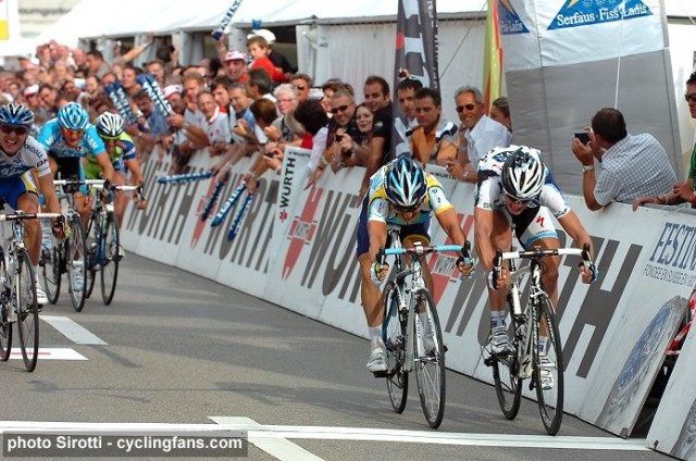 Четвертый этап Тура Швейцарии 2009. Спринт Макса Иглинского и Матта Брешеля