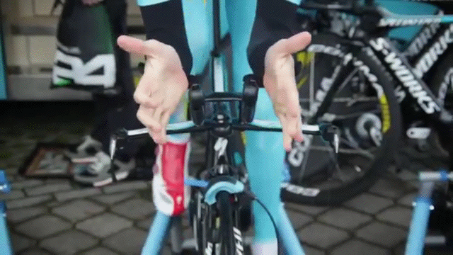 Vincenzo Nibali prepares for the time trial_1