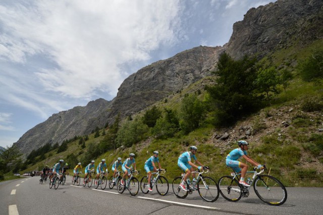 L'équipe Astana en tête du peloton © Presse Sports/B.Papon