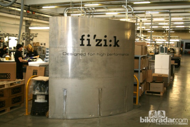 Основное помещение фабрики, где Fi'zi:k делает свои седла. 500,000 каждый год