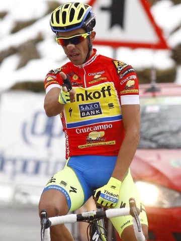 Альберто Контадор фирменным жестом отмечает победу на этапе Вуэльты Андалусии и приветствует своих болельщиков