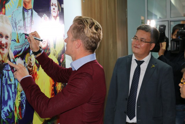 Александр Винокуров оставляет автограф на "олимпийской" стене в НИШ